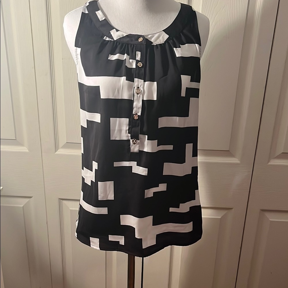 Kenneth Cole Reaction Black and White Sleeveless Buttoned Blouse
